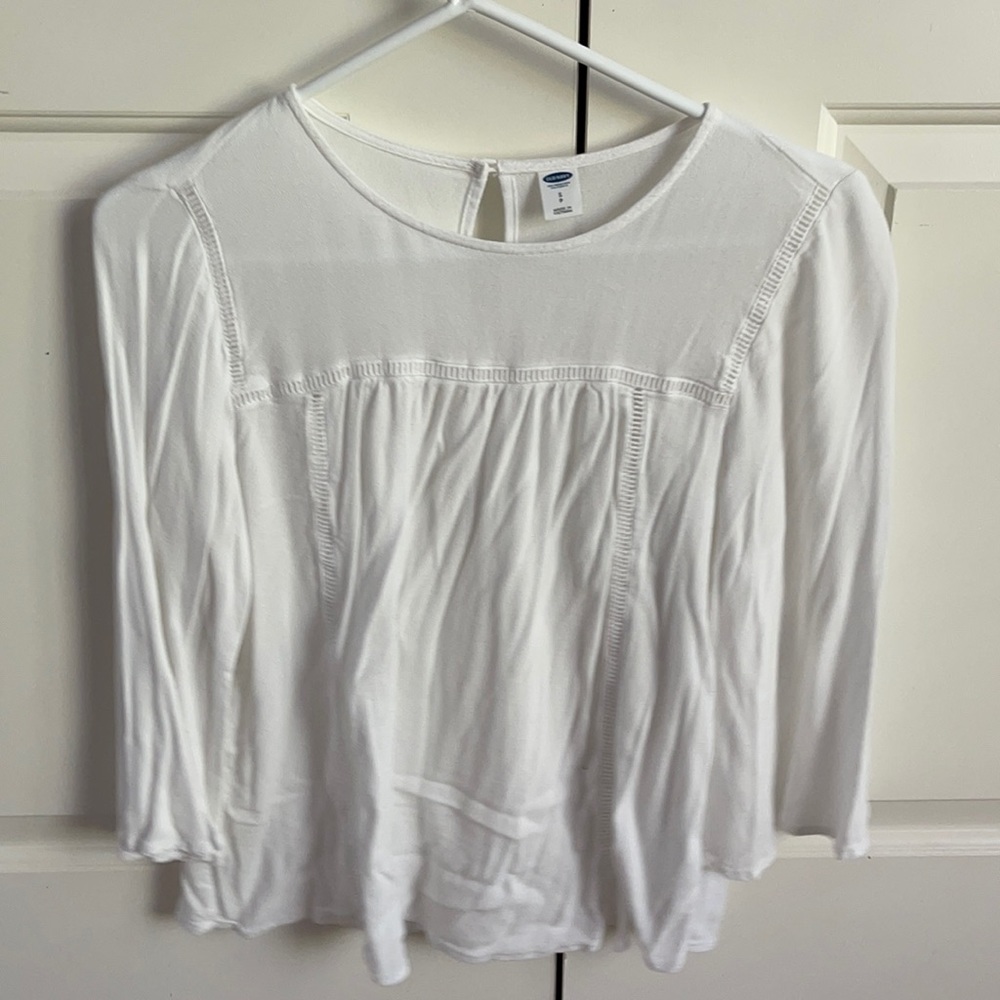 Elegant white long-sleeve shirt